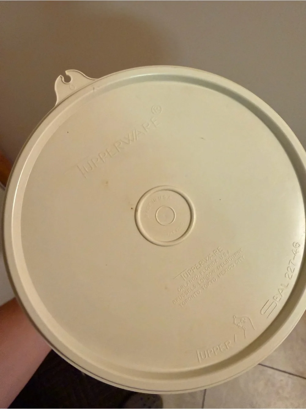 Tupperware set cream